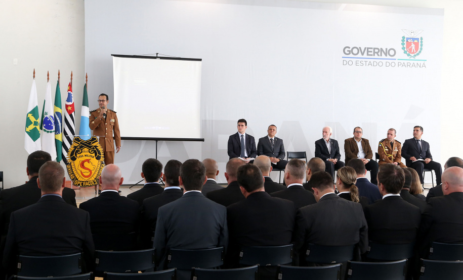 O governador em exercício Darci Piana participou nesta sexta-feira (8) da solenidade de encerramento do estágio de capacitação de policiais em segurança de dignitários. O curso, que começou em fevereiro deste ano, teve o objetivo de aperfeiçoar policiais do Paraná, Mato Grosso do Sul e Distrito Federal que atuam na segurança de autoridades. A cerimônia ocorreu no Palácio Iguaçu, em Curitiba.Foto Gilson Abreu/ANPr