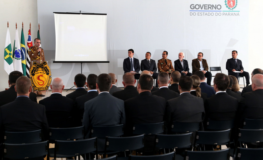O governador em exercício Darci Piana participou nesta sexta-feira (8) da solenidade de encerramento do estágio de capacitação de policiais em segurança de dignitários. O curso, que começou em fevereiro deste ano, teve o objetivo de aperfeiçoar policiais do Paraná, Mato Grosso do Sul e Distrito Federal que atuam na segurança de autoridades. A cerimônia ocorreu no Palácio Iguaçu, em Curitiba.Foto Gilson Abreu/ANPr