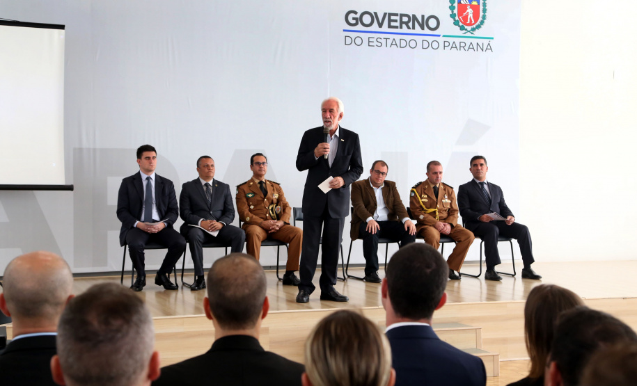 O governador em exercício Darci Piana participou nesta sexta-feira (8) da solenidade de encerramento do estágio de capacitação de policiais em segurança de dignitários. O curso, que começou em fevereiro deste ano, teve o objetivo de aperfeiçoar policiais do Paraná, Mato Grosso do Sul e Distrito Federal que atuam na segurança de autoridades. A cerimônia ocorreu no Palácio Iguaçu, em Curitiba.Foto Gilson Abreu/ANPr