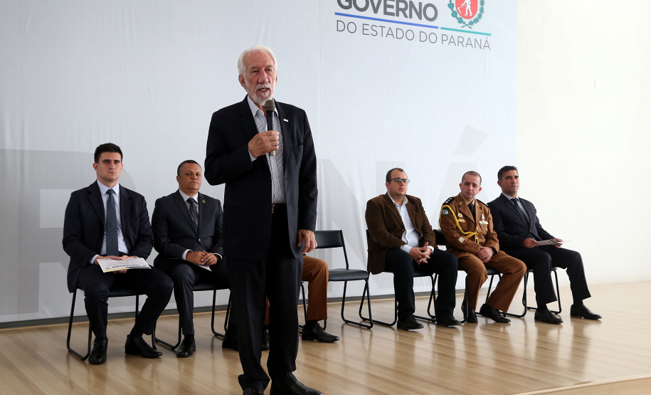 O governador em exercício Darci Piana participou nesta sexta-feira (8) da solenidade de encerramento do estágio de capacitação de policiais em segurança de dignitários. O curso, que começou em fevereiro deste ano, teve o objetivo de aperfeiçoar policiais do Paraná, Mato Grosso do Sul e Distrito Federal que atuam na segurança de autoridades. A cerimônia ocorreu no Palácio Iguaçu, em Curitiba.Foto Gilson Abreu/ANPr