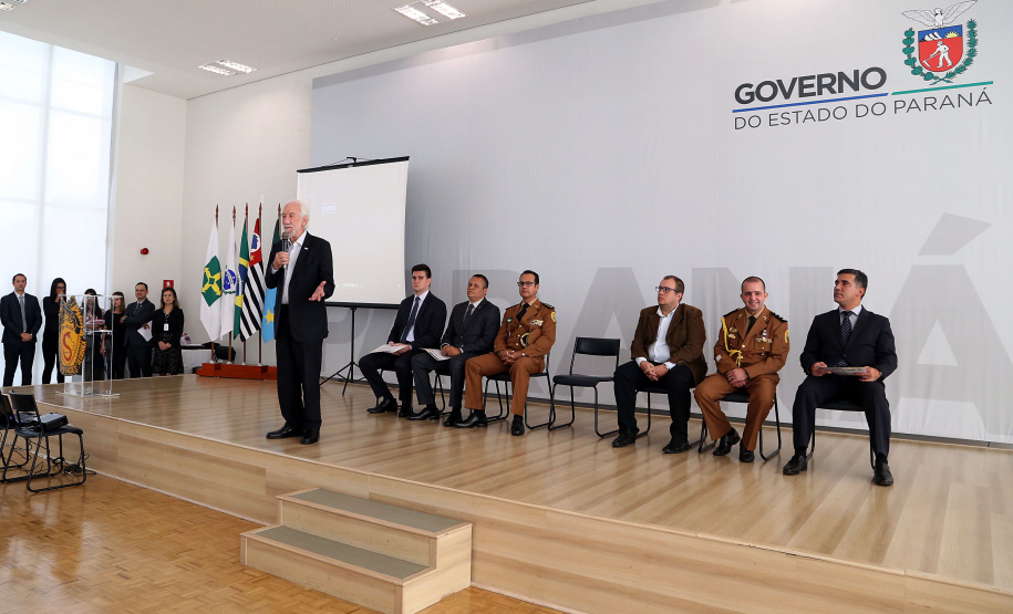 O governador em exercício Darci Piana participou nesta sexta-feira (8) da solenidade de encerramento do estágio de capacitação de policiais em segurança de dignitários. O curso, que começou em fevereiro deste ano, teve o objetivo de aperfeiçoar policiais do Paraná, Mato Grosso do Sul e Distrito Federal que atuam na segurança de autoridades. A cerimônia ocorreu no Palácio Iguaçu, em Curitiba.Foto Gilson Abreu/ANPr