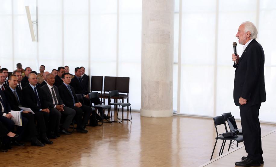 O governador em exercício Darci Piana participou nesta sexta-feira (8) da solenidade de encerramento do estágio de capacitação de policiais em segurança de dignitários. O curso, que começou em fevereiro deste ano, teve o objetivo de aperfeiçoar policiais do Paraná, Mato Grosso do Sul e Distrito Federal que atuam na segurança de autoridades. A cerimônia ocorreu no Palácio Iguaçu, em Curitiba.Foto Gilson Abreu/ANPr