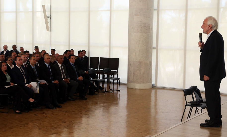 O governador em exercício Darci Piana participou nesta sexta-feira (8) da solenidade de encerramento do estágio de capacitação de policiais em segurança de dignitários. O curso, que começou em fevereiro deste ano, teve o objetivo de aperfeiçoar policiais do Paraná, Mato Grosso do Sul e Distrito Federal que atuam na segurança de autoridades. A cerimônia ocorreu no Palácio Iguaçu, em Curitiba.Foto Gilson Abreu/ANPr