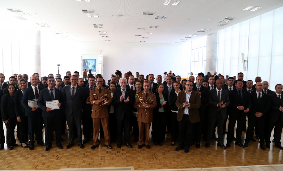 O governador em exercício Darci Piana participou nesta sexta-feira (8) da solenidade de encerramento do estágio de capacitação de policiais em segurança de dignitários. O curso, que começou em fevereiro deste ano, teve o objetivo de aperfeiçoar policiais do Paraná, Mato Grosso do Sul e Distrito Federal que atuam na segurança de autoridades. A cerimônia ocorreu no Palácio Iguaçu, em Curitiba.Foto Gilson Abreu/ANPr