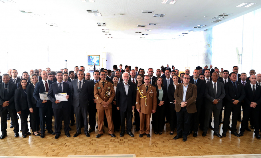 O governador em exercício Darci Piana participou nesta sexta-feira (8) da solenidade de encerramento do estágio de capacitação de policiais em segurança de dignitários. O curso, que começou em fevereiro deste ano, teve o objetivo de aperfeiçoar policiais do Paraná, Mato Grosso do Sul e Distrito Federal que atuam na segurança de autoridades. A cerimônia ocorreu no Palácio Iguaçu, em Curitiba.Foto Gilson Abreu/ANPr