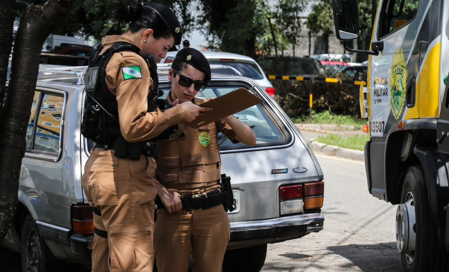 O 12º Batalhão da Polícia Militar do Paraná decidiu manter o efetivo que atende a área central de Curitiba exclusivamente feminino, nesta sexta-feira, 8 de Março. O policiamento de radiopatrulha é feito por mulheres. A iniciativa busca valorizá-las. Todas as policiais da unidade, tanto do serviço operacional quando do administrativo se reuniram as 6 horas no batalhão e, desde então, estão nas ruas do centro da capital atendendo ocorrências.  Curitiba, 08/03/2019 -  Foto: Geraldo Bubniak/ANPr