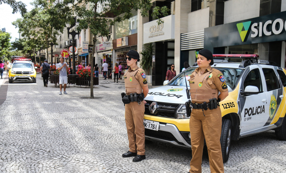 O 12º Batalhão da Polícia Militar do Paraná decidiu manter o efetivo que atende a área central de Curitiba exclusivamente feminino, nesta sexta-feira, 8 de Março. O policiamento de radiopatrulha é feito por mulheres. A iniciativa busca valorizá-las. Todas as policiais da unidade, tanto do serviço operacional quando do administrativo se reuniram as 6 horas no batalhão e, desde então, estão nas ruas do centro da capital atendendo ocorrências.  Curitiba, 08/03/2019 -  Foto: Geraldo Bubniak/ANPr