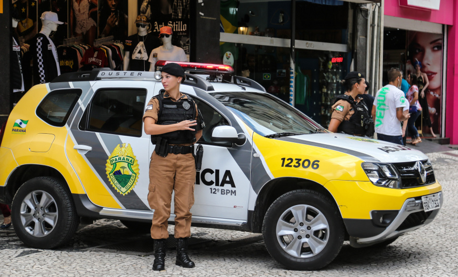 O 12º Batalhão da Polícia Militar do Paraná decidiu manter o efetivo que atende a área central de Curitiba exclusivamente feminino, nesta sexta-feira, 8 de Março. O policiamento de radiopatrulha é feito por mulheres. A iniciativa busca valorizá-las. Todas as policiais da unidade, tanto do serviço operacional quando do administrativo se reuniram as 6 horas no batalhão e, desde então, estão nas ruas do centro da capital atendendo ocorrências.  Curitiba, 08/03/2019 -  Foto: Geraldo Bubniak/ANPr