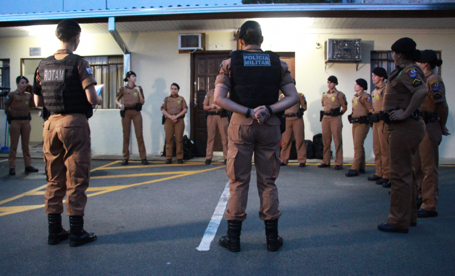 08-03-2019 Dia Internacional da Mulher 12º BPM O 12º Batalhão da Polícia Militar do Paraná decidiu manter o efetivo que atende a área central de Curitiba exclusivamente feminino, nesta sexta-feira, 8 de Março. O policiamento de radiopatrulha é feito por mulheres. A iniciativa busca valorizá-las. Todas as policiais da unidade, tanto do serviço operacional quando do administrativo se reuniram as 6 horas no batalhão e, desde então, estão nas ruas do centro da capital atendendo ocorrências. Curitiba, 08/03/2019 - Foto: Soldado Priscila Carvalho