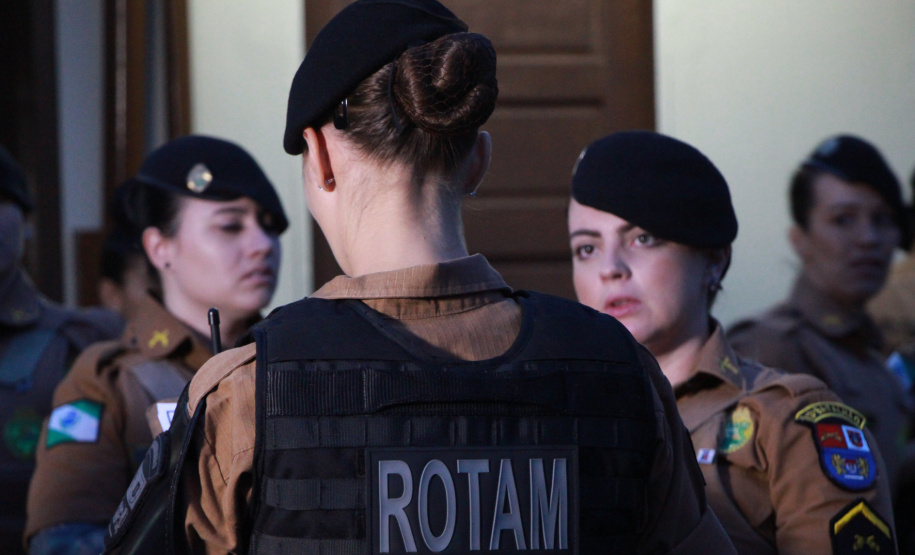 08-03-2019 Dia Internacional da Mulher 12º BPM O 12º Batalhão da Polícia Militar do Paraná decidiu manter o efetivo que atende a área central de Curitiba exclusivamente feminino, nesta sexta-feira, 8 de Março. O policiamento de radiopatrulha é feito por mulheres. A iniciativa busca valorizá-las. Todas as policiais da unidade, tanto do serviço operacional quando do administrativo se reuniram as 6 horas no batalhão e, desde então, estão nas ruas do centro da capital atendendo ocorrências. Curitiba, 08/03/2019 - Foto: Soldado Priscila Carvalho