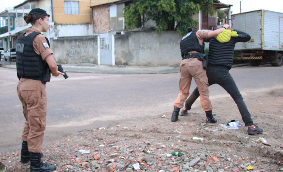 08-03-2019 Dia Internacional da Mulher 12º BPM O 12º Batalhão da Polícia Militar do Paraná decidiu manter o efetivo que atende a área central de Curitiba exclusivamente feminino, nesta sexta-feira, 8 de Março. O policiamento de radiopatrulha é feito por mulheres. A iniciativa busca valorizá-las. Todas as policiais da unidade, tanto do serviço operacional quando do administrativo se reuniram as 6 horas no batalhão e, desde então, estão nas ruas do centro da capital atendendo ocorrências. Curitiba, 08/03/2019 - Foto: Soldado Priscila Carvalho