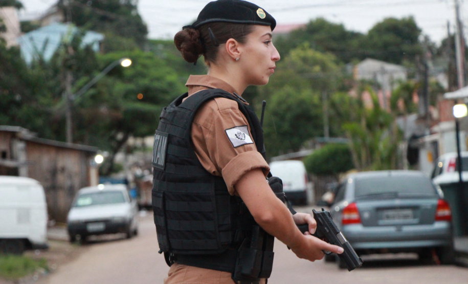 08-03-2019 Dia Internacional da Mulher 12º BPM O 12º Batalhão da Polícia Militar do Paraná decidiu manter o efetivo que atende a área central de Curitiba exclusivamente feminino, nesta sexta-feira, 8 de Março. O policiamento de radiopatrulha é feito por mulheres. A iniciativa busca valorizá-las. Todas as policiais da unidade, tanto do serviço operacional quando do administrativo se reuniram as 6 horas no batalhão e, desde então, estão nas ruas do centro da capital atendendo ocorrências. Curitiba, 08/03/2019 - Foto: Soldado Priscila Carvalho