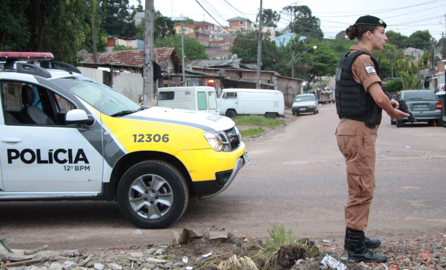 08-03-2019 Dia Internacional da Mulher 12º BPM O 12º Batalhão da Polícia Militar do Paraná decidiu manter o efetivo que atende a área central de Curitiba exclusivamente feminino, nesta sexta-feira, 8 de Março. O policiamento de radiopatrulha é feito por mulheres. A iniciativa busca valorizá-las. Todas as policiais da unidade, tanto do serviço operacional quando do administrativo se reuniram as 6 horas no batalhão e, desde então, estão nas ruas do centro da capital atendendo ocorrências. Curitiba, 08/03/2019 - Foto: Soldado Priscila Carvalho