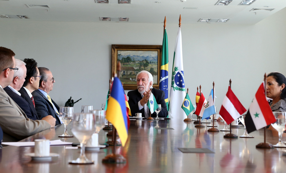 O governador em exercício Darci Piana se reuniu nesta sexta-feira (8) com 13 cônsules de países da Europa, Ásia e das Américas. A reunião no Palácio Iguaçu também contou com a participação do Chefe do Escritório de Representação do Ministério das Relações Exteriores no Paraná, embaixador Igor Kipman. Curitiba, 08/03/2019. Foto: Gilson Abreu/ANPr