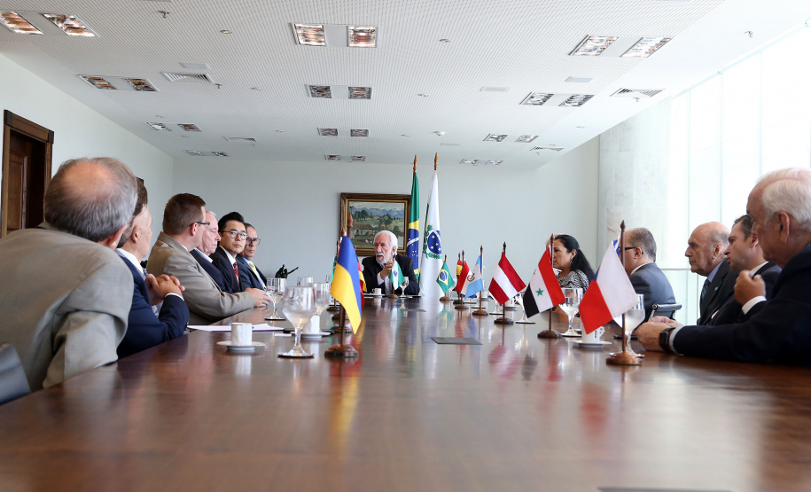 O governador em exercício Darci Piana se reuniu nesta sexta-feira (8) com 13 cônsules de países da Europa, Ásia e das Américas. A reunião no Palácio Iguaçu também contou com a participação do Chefe do Escritório de Representação do Ministério das Relações Exteriores no Paraná, embaixador Igor Kipman. Curitiba, 08/03/2019. Foto: Gilson Abreu/ANPr