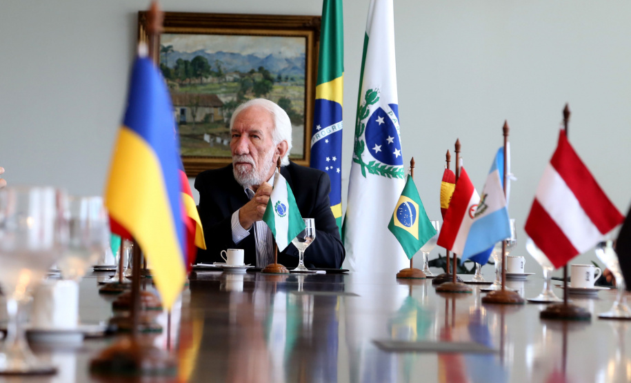 O governador em exercício Darci Piana se reuniu nesta sexta-feira (8) com 13 cônsules de países da Europa, Ásia e das Américas. A reunião no Palácio Iguaçu também contou com a participação do Chefe do Escritório de Representação do Ministério das Relações Exteriores no Paraná, embaixador Igor Kipman. Curitiba, 08/03/2019. Foto: Gilson Abreu/ANPr