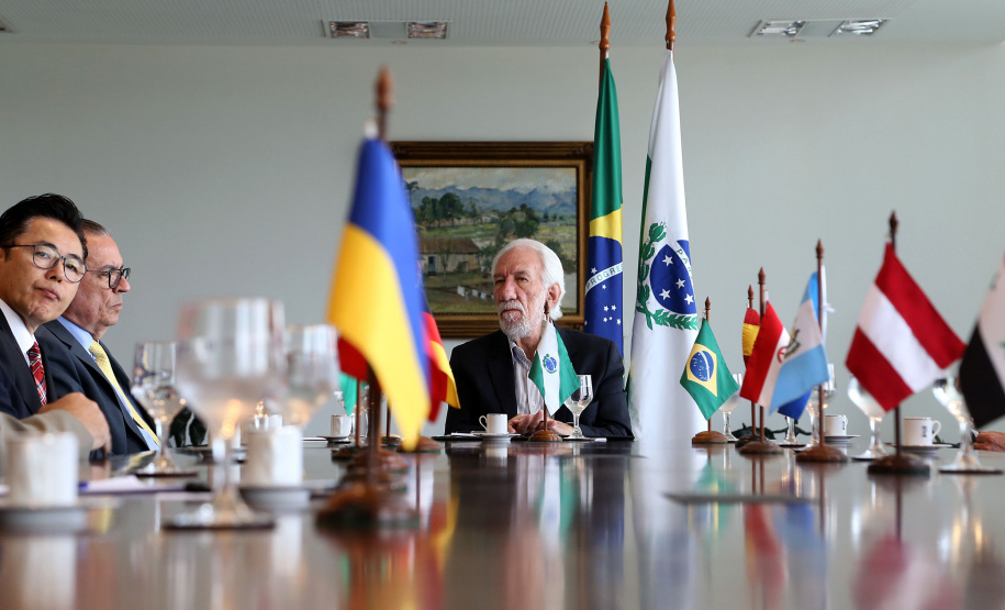 O governador em exercício Darci Piana se reuniu nesta sexta-feira (8) com 13 cônsules de países da Europa, Ásia e das Américas. A reunião no Palácio Iguaçu também contou com a participação do Chefe do Escritório de Representação do Ministério das Relações Exteriores no Paraná, embaixador Igor Kipman. Curitiba, 08/03/2019. Foto: Gilson Abreu/ANPr