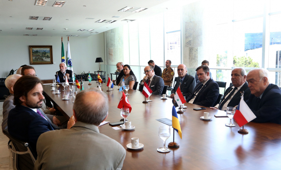 O governador em exercício Darci Piana se reuniu nesta sexta-feira (8) com 13 cônsules de países da Europa, Ásia e das Américas. A reunião no Palácio Iguaçu também contou com a participação do Chefe do Escritório de Representação do Ministério das Relações Exteriores no Paraná, embaixador Igor Kipman. Curitiba, 08/03/2019. Foto: Gilson Abreu/ANPr