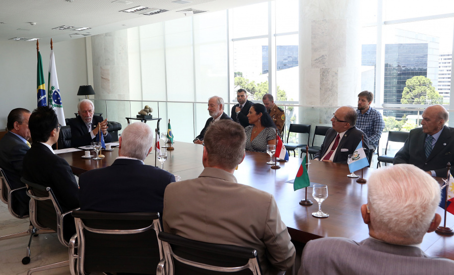 O governador em exercício Darci Piana se reuniu nesta sexta-feira (8) com 13 cônsules de países da Europa, Ásia e das Américas. A reunião no Palácio Iguaçu também contou com a participação do Chefe do Escritório de Representação do Ministério das Relações Exteriores no Paraná, embaixador Igor Kipman. Curitiba, 08/03/2019. Foto: Gilson Abreu/ANPr