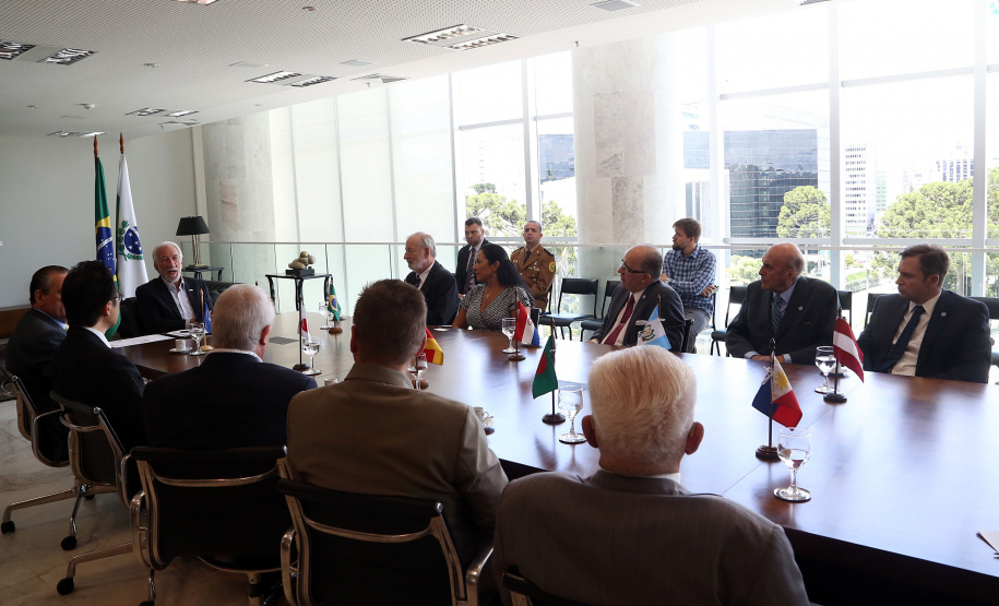 O governador em exercício Darci Piana se reuniu nesta sexta-feira (8) com 13 cônsules de países da Europa, Ásia e das Américas. A reunião no Palácio Iguaçu também contou com a participação do Chefe do Escritório de Representação do Ministério das Relações Exteriores no Paraná, embaixador Igor Kipman. Curitiba, 08/03/2019. Foto: Gilson Abreu/ANPr