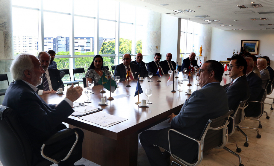 O governador em exercício Darci Piana se reuniu nesta sexta-feira (8) com 13 cônsules de países da Europa, Ásia e das Américas. A reunião no Palácio Iguaçu também contou com a participação do Chefe do Escritório de Representação do Ministério das Relações Exteriores no Paraná, embaixador Igor Kipman. Curitiba, 08/03/2019. Foto: Gilson Abreu/ANPr