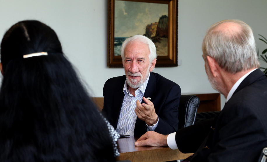 O governador em exercício Darci Piana se reuniu nesta sexta-feira (8) com 13 cônsules de países da Europa, Ásia e das Américas. A reunião no Palácio Iguaçu também contou com a participação do Chefe do Escritório de Representação do Ministério das Relações Exteriores no Paraná, embaixador Igor Kipman. Curitiba, 08/03/2019. Foto: Gilson Abreu/ANPr