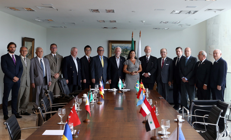 O governador em exercício Darci Piana se reuniu nesta sexta-feira (8) com 13 cônsules de países da Europa, Ásia e das Américas. A reunião no Palácio Iguaçu também contou com a participação do Chefe do Escritório de Representação do Ministério das Relações Exteriores no Paraná, embaixador Igor Kipman. Curitiba, 08/03/2019. Foto: Gilson Abreu/ANPr