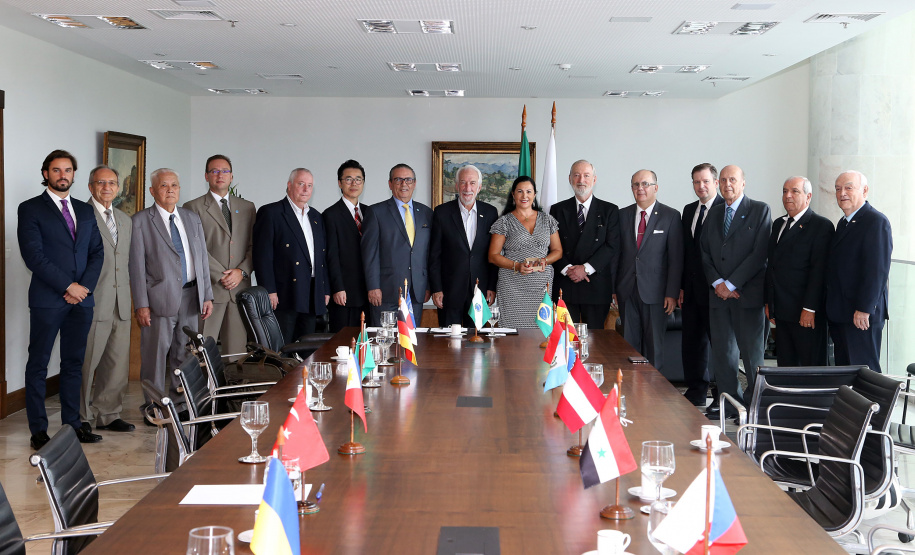 O governador em exercício Darci Piana se reuniu nesta sexta-feira (8) com 13 cônsules de países da Europa, Ásia e das Américas. A reunião no Palácio Iguaçu também contou com a participação do Chefe do Escritório de Representação do Ministério das Relações Exteriores no Paraná, embaixador Igor Kipman. Curitiba, 08/03/2019. Foto: Gilson Abreu/ANPr