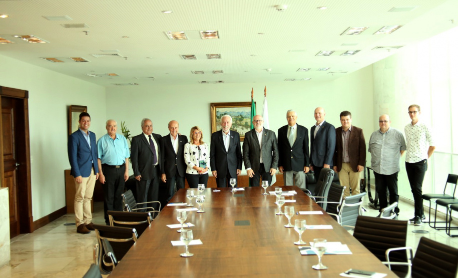 O governador em exercício Darci Piana recebeu nesta sexta-feira (8) a nova diretoria do Conselho Regional dos Representantes Comerciais do Paraná (Core-PR). O presidente da entidade, Paulo Nauiack, e os novos conselheiros tomaram posse em fevereiro deste ano para o quadriênio 2019-2022. Foto: Camila Tonett