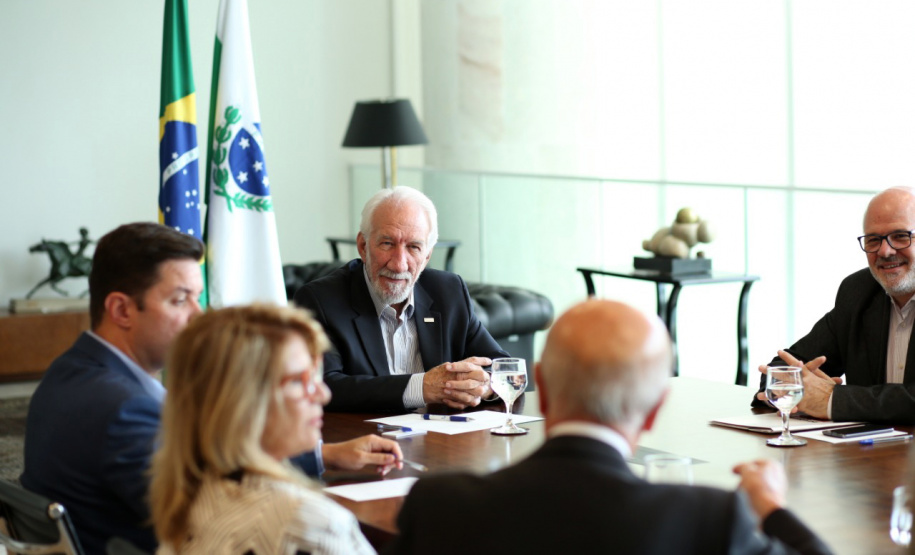 O governador em exercício Darci Piana recebeu nesta sexta-feira (8) a nova diretoria do Conselho Regional dos Representantes Comerciais do Paraná (Core-PR). O presidente da entidade, Paulo Nauiack, e os novos conselheiros tomaram posse em fevereiro deste ano para o quadriênio 2019-2022. Foto: Camila Tonett