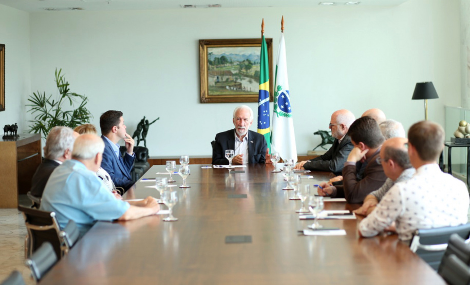 O governador em exercício Darci Piana recebeu nesta sexta-feira (8) a nova diretoria do Conselho Regional dos Representantes Comerciais do Paraná (Core-PR). O presidente da entidade, Paulo Nauiack, e os novos conselheiros tomaram posse em fevereiro deste ano para o quadriênio 2019-2022. Foto: Camila Tonett
