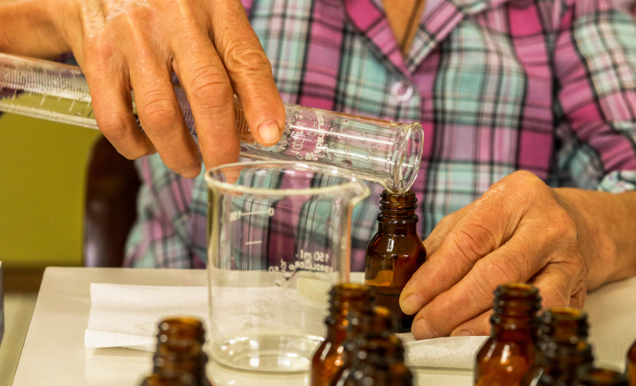 O Centro Paranaense de Referência em Agroecologia promove, nesta quarta (13) e quinta-feira (14), o primeiro módulo do curso de Homeopatia na Agroecologia 2019. Em sua quarta edição, o curso é resultado de uma parceria com o Instituto Paranaense de Assistência Técnica e Extensão Rural (Emater) e a Associação para o Desenvolvimento da Agroecologia (AOPA).  -  Curitiba, 11/03/2019  -  Foto: Divulgação CPRA/SEAB