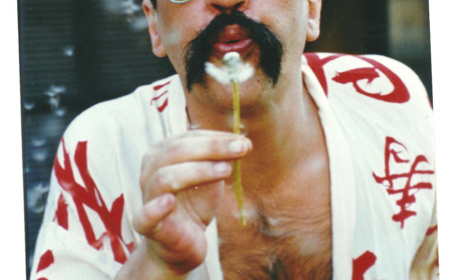 Escritor, poeta, músico, compositor, romancista, tradutor, ensaísta, judoca e publicitário. As diversas faces do paranaense Paulo Leminski estarão presentes na 10ª edição da exposição Múltiplo Leminski, que entra em cartaz em Londrina a partir do dia 14 de março, às 19h30, no Museu Histórico de Londrina. - Foto: Divulgação