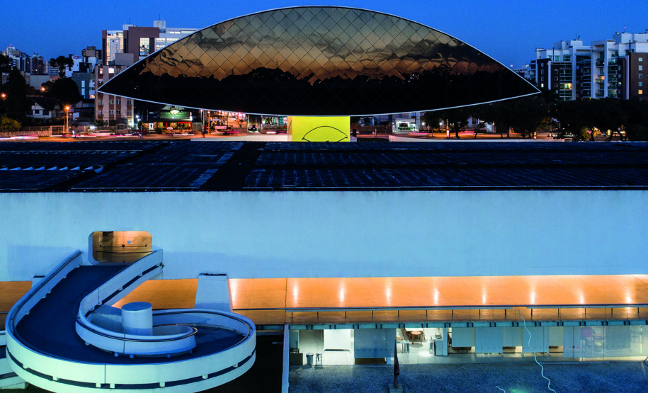 Quem for ao Museu Oscar Niemeyer nesta quarta-feira (13), dia da semana com entrada sempre gratuita, poderá participar de uma programação especial e aproveitar a oportunidade para visitar exposições que encerram no domingo (17). As atividades são preparadas pela equipe do Educativo do museu. Foto:Guilherme Pupo