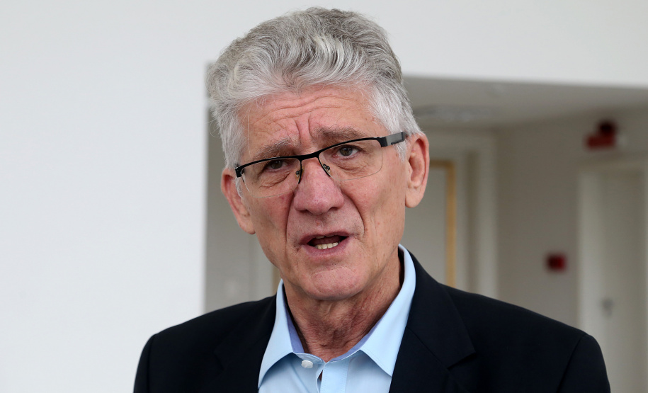 O agronegócio paranaense representa 33% do PIB do Estado, emprega 840 mil pessoas e é responsável por 70% das exportações, algo em torno de US$ 14 bilhões por ano, segundo apresentação feita pelo secretário da Agricultura e Abastecimento, Norberto Ortigara, na reunião de secretariado desta terça-feira (12).  -  Curitiba, 12/03/2019  -  Foto: Gilson Abreu/ANPr