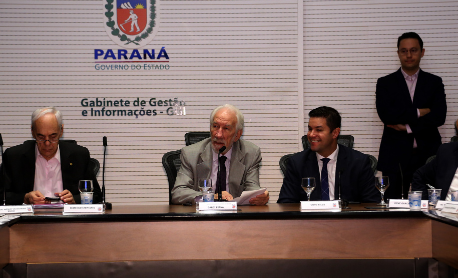 Reunião do secretariado coordenada pelo vice-governador Darci Piana. O secretário de Saúde, Beto Preto, esclareceu na reunião que o Paraná não vive momento de surto ou epidemia de qualquer doença, mas que é preciso reforçar a vacinação nas áreas de risco contra febre amarela, principalmente na região do Litoral.  Curitiba,  12/03/2019  -  Foto: Gilson Abreu/ANPr