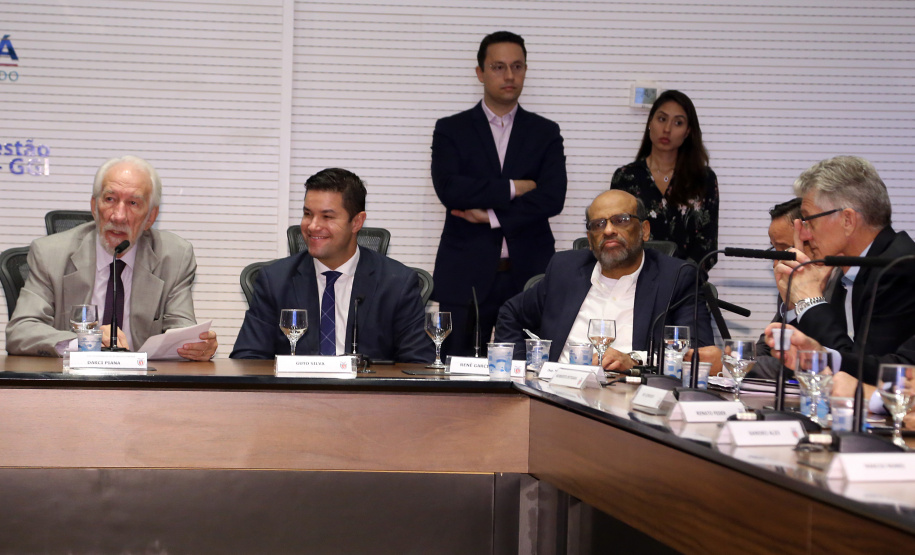 Reunião do secretariado coordenada pelo vice-governador Darci Piana. O secretário de Saúde, Beto Preto, esclareceu na reunião que o Paraná não vive momento de surto ou epidemia de qualquer doença, mas que é preciso reforçar a vacinação nas áreas de risco contra febre amarela, principalmente na região do Litoral.  Curitiba,  12/03/2019  -  Foto: Gilson Abreu/ANPr