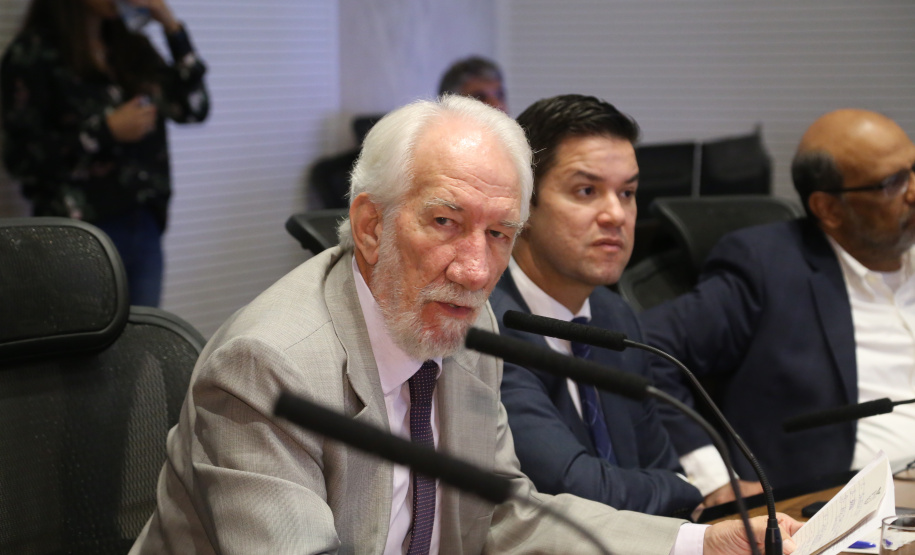 Reunião do secretariado coordenada pelo vice-governador Darci Piana. O secretário de Saúde, Beto Preto, esclareceu na reunião que o Paraná não vive momento de surto ou epidemia de qualquer doença, mas que é preciso reforçar a vacinação nas áreas de risco contra febre amarela, principalmente na região do Litoral.  Curitiba,  12/03/2019  -  Foto: Gilson Abreu/ANPr