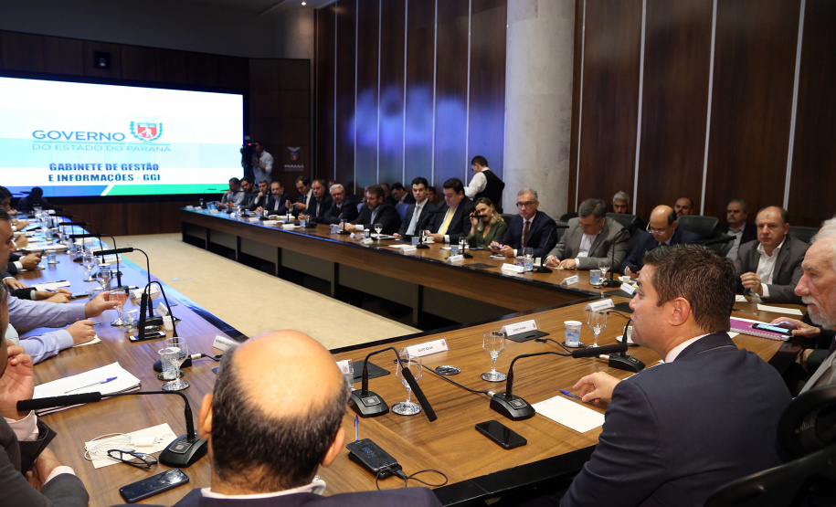 Reunião do secretariado coordenada pelo vice-governador Darci Piana. O secretário de Saúde, Beto Preto, esclareceu na reunião que o Paraná não vive momento de surto ou epidemia de qualquer doença, mas que é preciso reforçar a vacinação nas áreas de risco contra febre amarela, principalmente na região do Litoral.  Curitiba,  12/03/2019  -  Foto: Gilson Abreu/ANPr