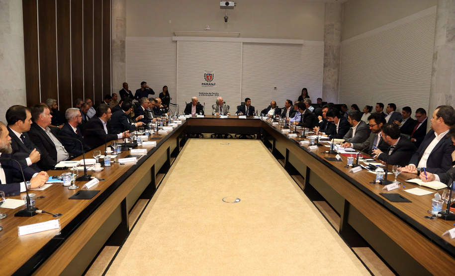 Reunião do secretariado coordenada pelo vice-governador Darci Piana. O secretário de Saúde, Beto Preto, esclareceu na reunião que o Paraná não vive momento de surto ou epidemia de qualquer doença, mas que é preciso reforçar a vacinação nas áreas de risco contra febre amarela, principalmente na região do Litoral.  Curitiba,  12/03/2019  -  Foto: Gilson Abreu/ANPr