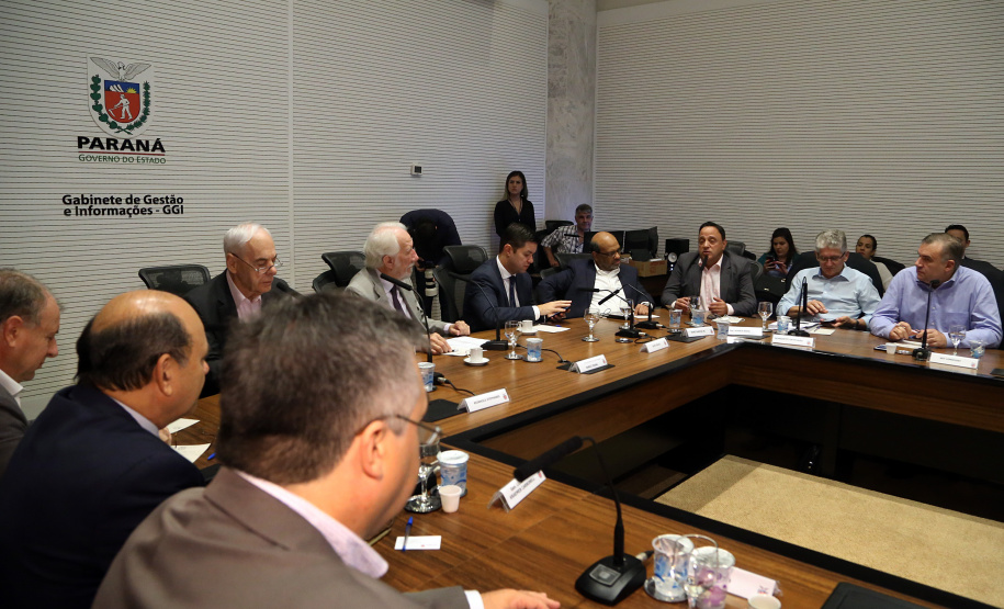 Reunião do secretariado coordenada pelo vice-governador Darci Piana. O secretário de Saúde, Beto Preto, esclareceu na reunião que o Paraná não vive momento de surto ou epidemia de qualquer doença, mas que é preciso reforçar a vacinação nas áreas de risco contra febre amarela, principalmente na região do Litoral.  Curitiba,  12/03/2019  -  Foto: Gilson Abreu/ANPr