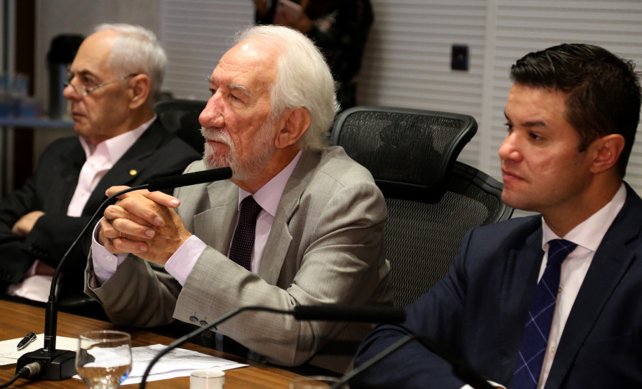 Reunião do secretariado coordenada pelo vice-governador Darci Piana. O secretário de Saúde, Beto Preto, esclareceu na reunião que o Paraná não vive momento de surto ou epidemia de qualquer doença, mas que é preciso reforçar a vacinação nas áreas de risco contra febre amarela, principalmente na região do Litoral.  Curitiba,  12/03/2019  -  Foto: Gilson Abreu/ANPr