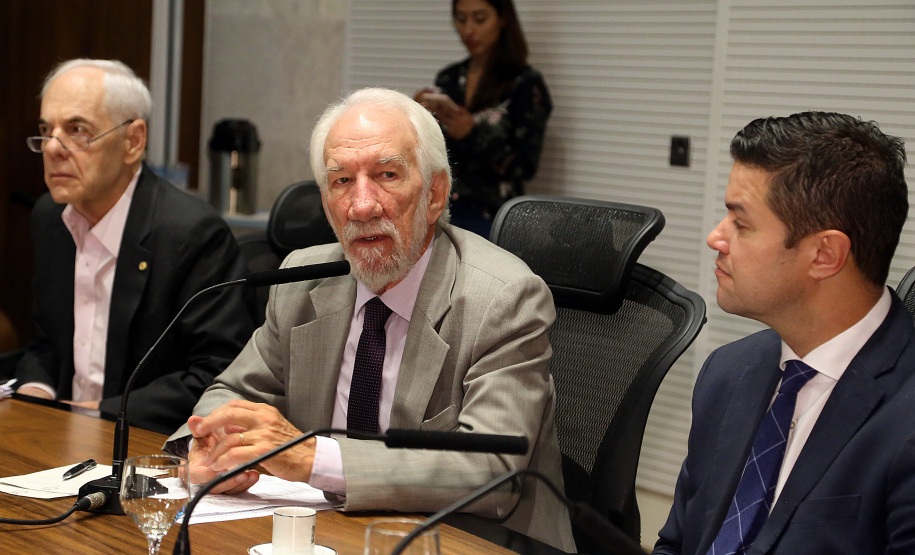 Reunião do secretariado coordenada pelo vice-governador Darci Piana. O secretário de Saúde, Beto Preto, esclareceu na reunião que o Paraná não vive momento de surto ou epidemia de qualquer doença, mas que é preciso reforçar a vacinação nas áreas de risco contra febre amarela, principalmente na região do Litoral.  Curitiba,  12/03/2019  -  Foto: Gilson Abreu/ANPr