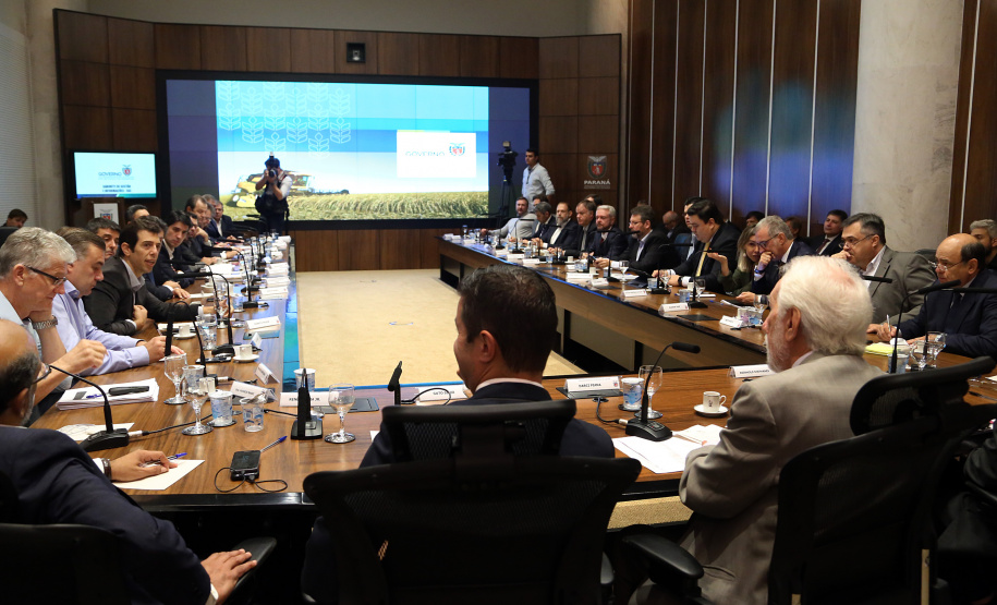 Reunião do secretariado coordenada pelo vice-governador Darci Piana. O secretário de Saúde, Beto Preto, esclareceu na reunião que o Paraná não vive momento de surto ou epidemia de qualquer doença, mas que é preciso reforçar a vacinação nas áreas de risco contra febre amarela, principalmente na região do Litoral.  Curitiba,  12/03/2019  -  Foto: Gilson Abreu/ANPr