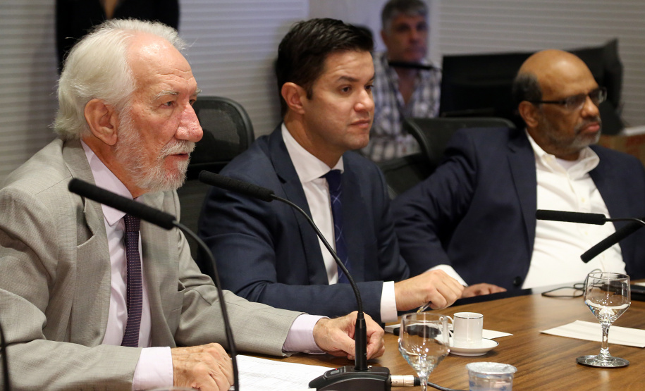 Reunião do secretariado coordenada pelo vice-governador Darci Piana. O secretário de Saúde, Beto Preto, esclareceu na reunião que o Paraná não vive momento de surto ou epidemia de qualquer doença, mas que é preciso reforçar a vacinação nas áreas de risco contra febre amarela, principalmente na região do Litoral.  Curitiba,  12/03/2019  -  Foto: Gilson Abreu/ANPr