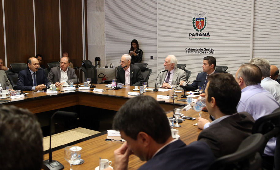 Reunião do secretariado coordenada pelo vice-governador Darci Piana. O secretário de Saúde, Beto Preto, esclareceu na reunião que o Paraná não vive momento de surto ou epidemia de qualquer doença, mas que é preciso reforçar a vacinação nas áreas de risco contra febre amarela, principalmente na região do Litoral.  Curitiba,  12/03/2019  -  Foto: Gilson Abreu/ANPr