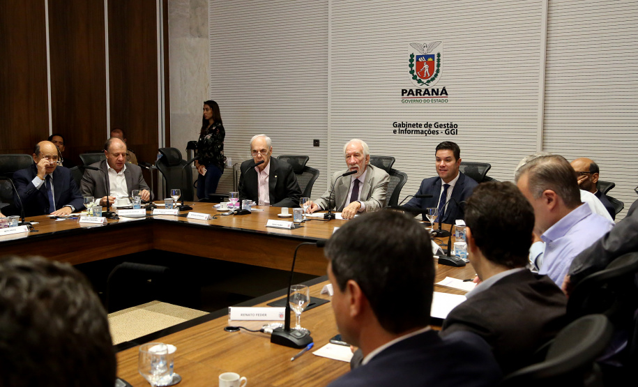 Reunião do secretariado coordenada pelo vice-governador Darci Piana. O secretário de Saúde, Beto Preto, esclareceu na reunião que o Paraná não vive momento de surto ou epidemia de qualquer doença, mas que é preciso reforçar a vacinação nas áreas de risco contra febre amarela, principalmente na região do Litoral.  Curitiba,  12/03/2019  -  Foto: Gilson Abreu/ANPr