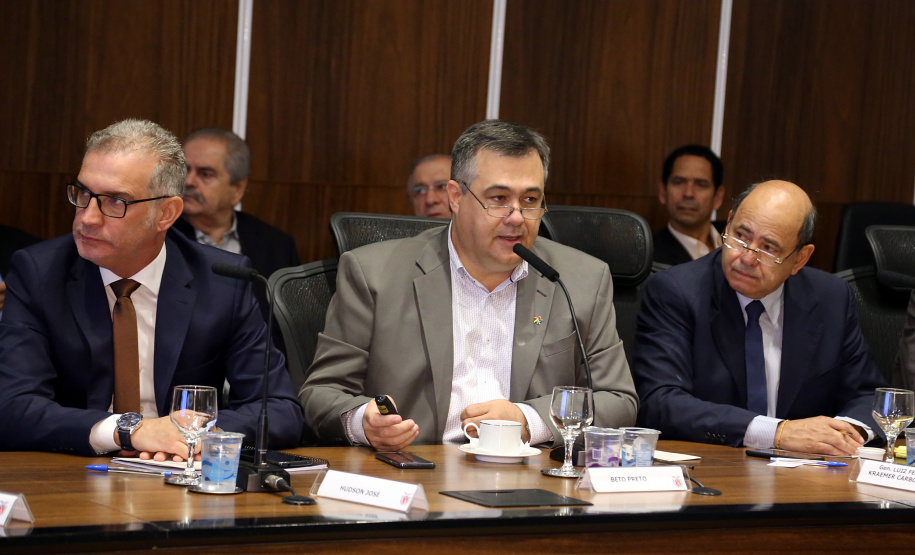 Reunião do secretariado coordenada pelo vice-governador Darci Piana. O secretário de Saúde, Beto Preto, esclareceu na reunião que o Paraná não vive momento de surto ou epidemia de qualquer doença, mas que é preciso reforçar a vacinação nas áreas de risco contra febre amarela, principalmente na região do Litoral.  Curitiba,  12/03/2019  -  Foto: Gilson Abreu/ANPr