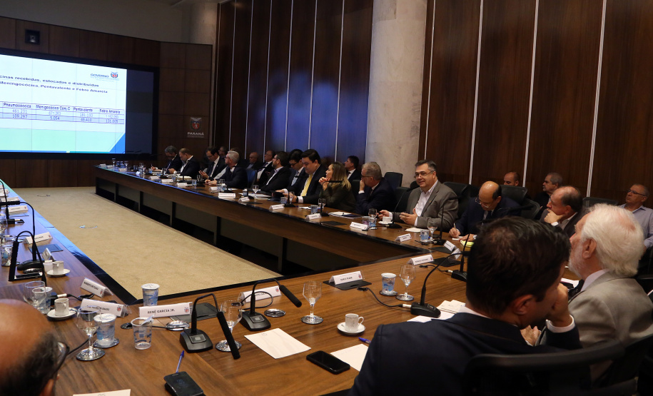 Reunião do secretariado coordenada pelo vice-governador Darci Piana. O secretário de Saúde, Beto Preto, esclareceu na reunião que o Paraná não vive momento de surto ou epidemia de qualquer doença, mas que é preciso reforçar a vacinação nas áreas de risco contra febre amarela, principalmente na região do Litoral.  Curitiba,  12/03/2019  -  Foto: Gilson Abreu/ANPr