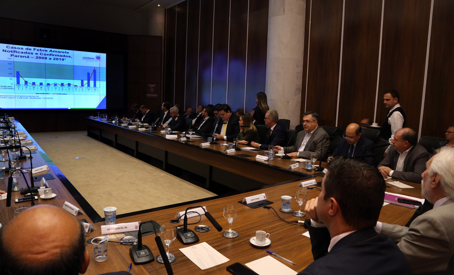 Reunião do secretariado coordenada pelo vice-governador Darci Piana. O secretário de Saúde, Beto Preto, esclareceu na reunião que o Paraná não vive momento de surto ou epidemia de qualquer doença, mas que é preciso reforçar a vacinação nas áreas de risco contra febre amarela, principalmente na região do Litoral.  Curitiba,  12/03/2019  -  Foto: Gilson Abreu/ANPr